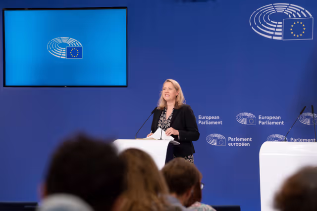 Photo 13: Pre-session briefing