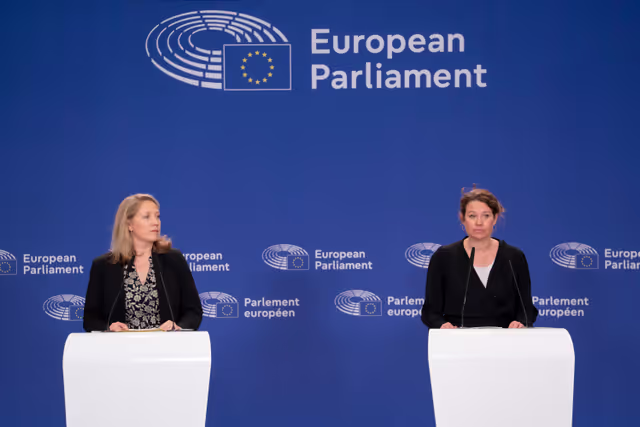 Photo 11: Pre-session briefing