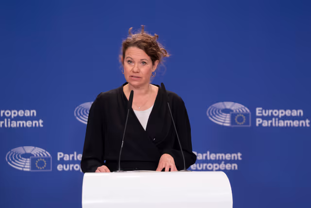 Photo 10: Pre-session briefing