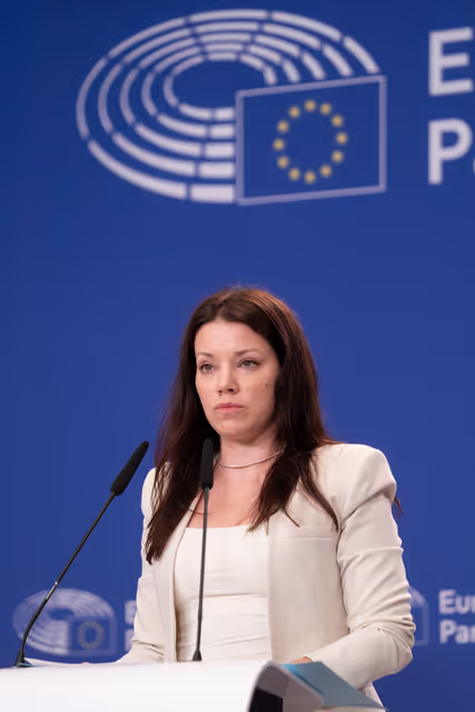 Photo 8: Pre-session briefing