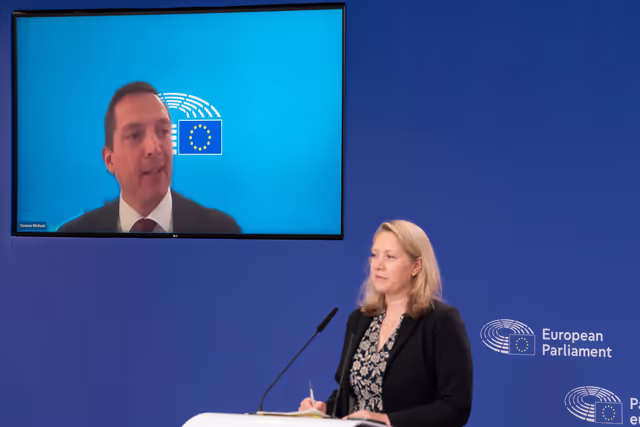 Photo 7: Pre-session briefing