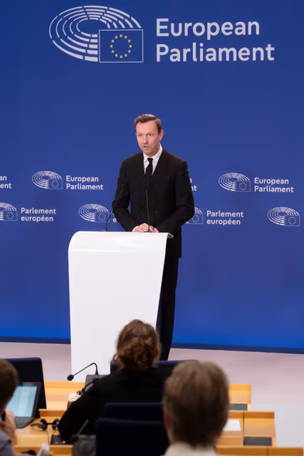 Photo 5: Pre-session briefing