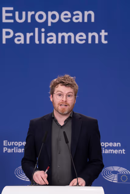 Photo 4: Pre-session briefing