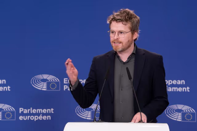 Photo 3: Pre-session briefing