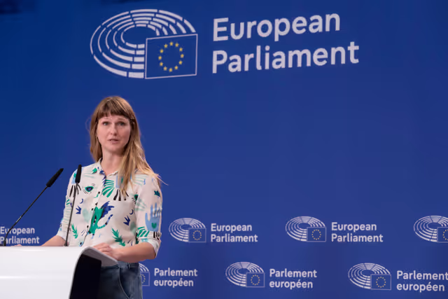 Photo 1: Pre-session briefing