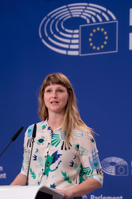 Photo 2: Pre-session briefing