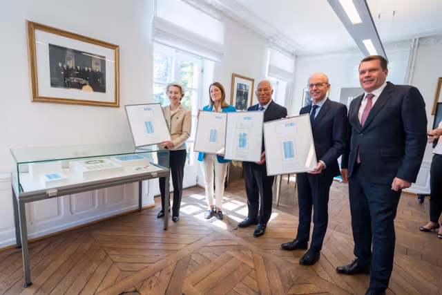 Fotografija 12: Europe day - 75th Anniversary of the Schuman Declaration Luxembourg with Luc FRIEDEN, Luxembourgish Prime Minister, Roberta METSOLA, EP President, António COSTA, President of the European Council and Ursula von der LEYEN, President of the European Commission