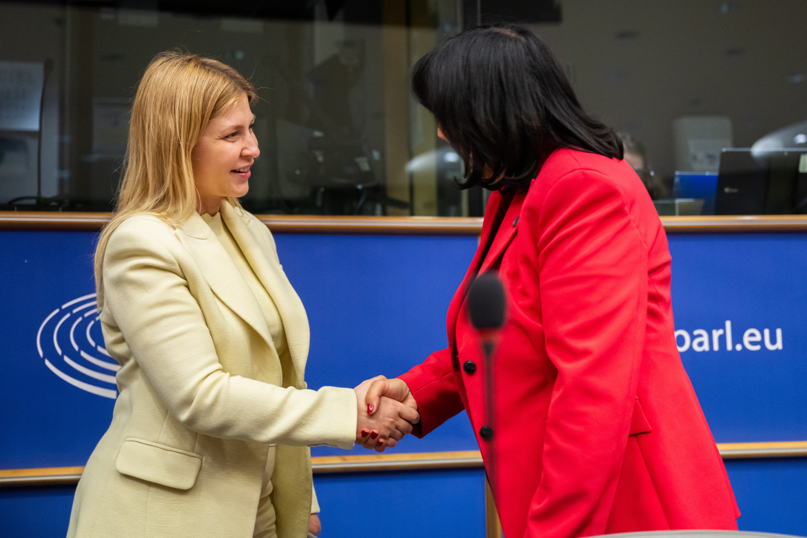 Xotinimni eshakda berishga majbur qildi