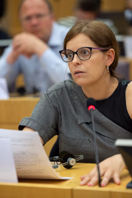 Photo 2: LIBE - Commission work programme for 2025 - exchange of views on the proposal to withdraw the Equal Treatment - Exchange of views with Hadja LAHBIB, Commissioner for Equality, Preparedness and Crisis Management