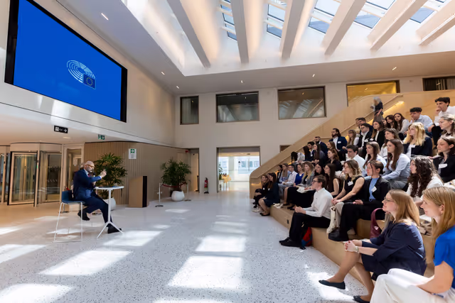 Photo 17: Christian MANGOLD meets with a group of Hungarian young multipliers