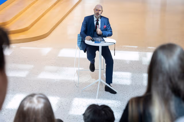 Photo 19: Christian MANGOLD meets with a group of Hungarian young multipliers