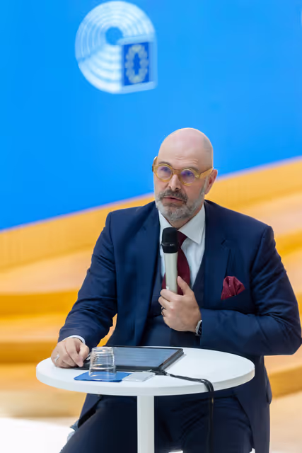 Photo 10: Christian MANGOLD meets with a group of Hungarian young multipliers