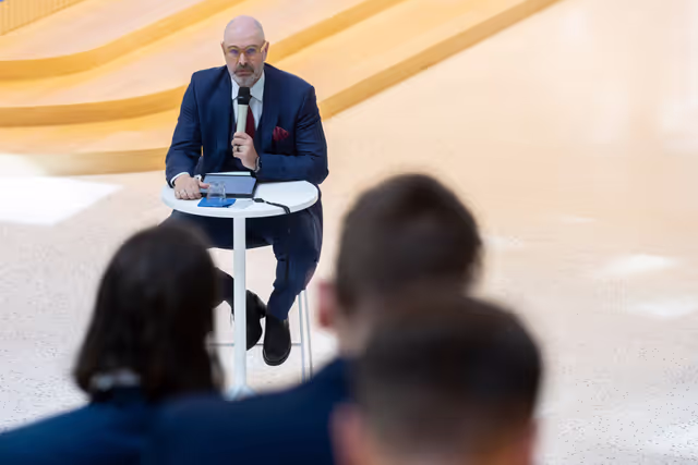 Photo 7: Christian MANGOLD meets with a group of Hungarian young multipliers