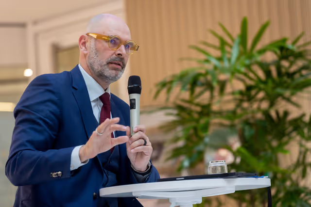 Photo 6: Christian MANGOLD meets with a group of Hungarian young multipliers