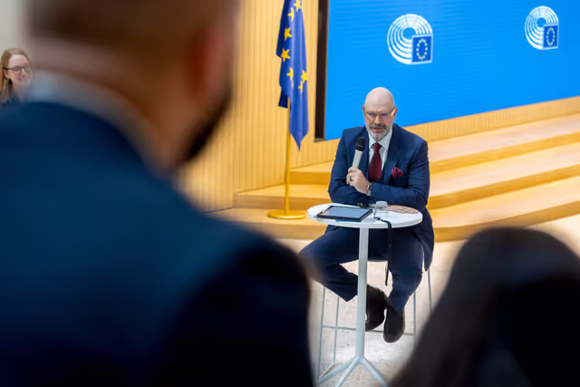 Photo 3: Christian MANGOLD meets with a group of Hungarian young multipliers