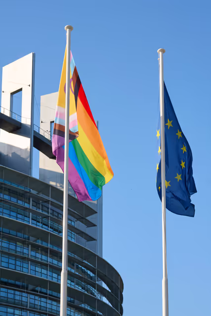 Fotografia 25: International Day Against Homophobia, Biphobia and Transphobia (IDAHOBIT) 2025 - Rainbow flag next to the EP buildings in Brussels and Strasbourg