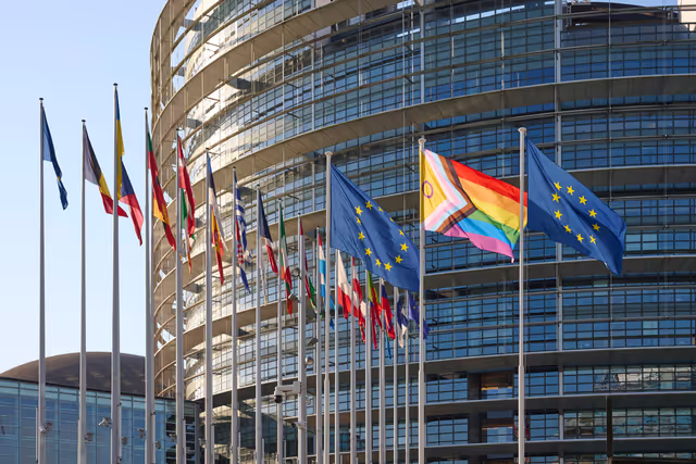 Fotografia 24: International Day Against Homophobia, Biphobia and Transphobia (IDAHOBIT) 2025 - Rainbow flag next to the EP buildings in Brussels and Strasbourg