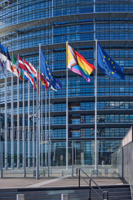 Fotografia 21: International Day Against Homophobia, Biphobia and Transphobia (IDAHOBIT) 2025 - Rainbow flag next to the EP buildings in Brussels and Strasbourg