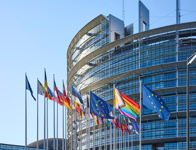 Fotografia 18: International Day Against Homophobia, Biphobia and Transphobia (IDAHOBIT) 2025 - Rainbow flag next to the EP buildings in Brussels and Strasbourg