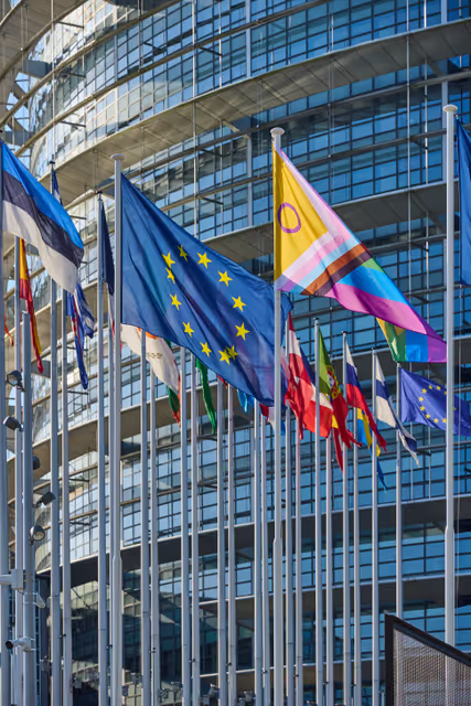 Fotografia 19: International Day Against Homophobia, Biphobia and Transphobia (IDAHOBIT) 2025 - Rainbow flag next to the EP buildings in Brussels and Strasbourg