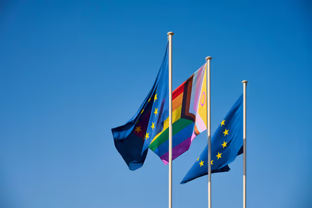 Fotografia 17: International Day Against Homophobia, Biphobia and Transphobia (IDAHOBIT) 2025 - Rainbow flag next to the EP buildings in Brussels and Strasbourg