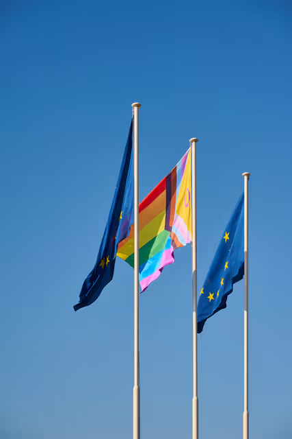 Fotografia 16: International Day Against Homophobia, Biphobia and Transphobia (IDAHOBIT) 2025 - Rainbow flag next to the EP buildings in Brussels and Strasbourg