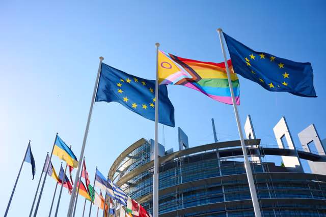 Fotografia 15: International Day Against Homophobia, Biphobia and Transphobia (IDAHOBIT) 2025 - Rainbow flag next to the EP buildings in Brussels and Strasbourg