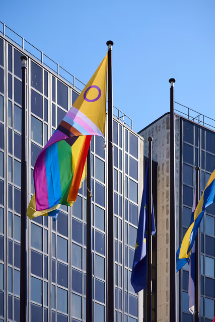 Fotografia 14: International Day Against Homophobia, Biphobia and Transphobia (IDAHOBIT) 2025 - Rainbow flag next to the EP buildings in Brussels and Strasbourg