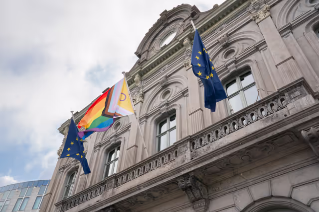 Fotografia 9: International Day Against Homophobia, Biphobia and Transphobia (IDAHOBIT) 2025 - Rainbow flag next to the EP buildings in Brussels and Strasbourg