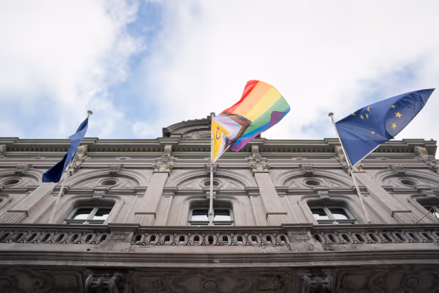 Fotografia 7: International Day Against Homophobia, Biphobia and Transphobia (IDAHOBIT) 2025 - Rainbow flag next to the EP buildings in Brussels and Strasbourg