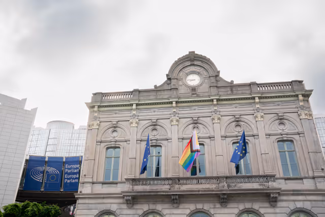 Fotografia 4: International Day Against Homophobia, Biphobia and Transphobia (IDAHOBIT) 2025 - Rainbow flag next to the EP buildings in Brussels and Strasbourg