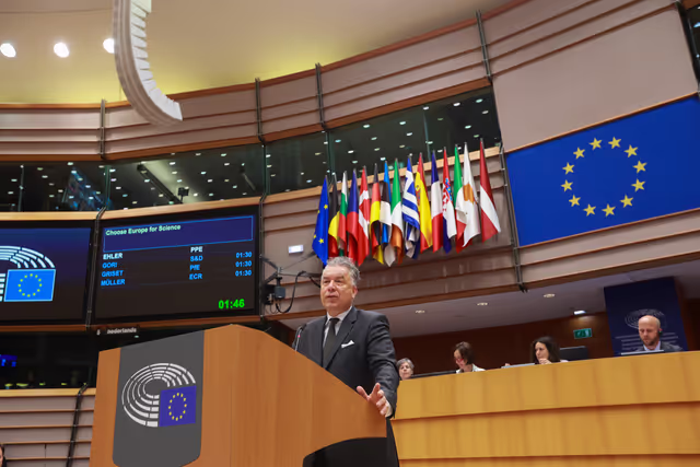 Foto 39: EP Mini-Plenary Session - Choose Europe for Science