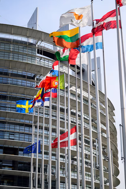 Снимка 9: European and Austrian flags at half-mast in front of EP buildings in Brussels and Strasbourg, as a sign of European solidarity and out of respect for the victims of the school shooting in Graz, Austria