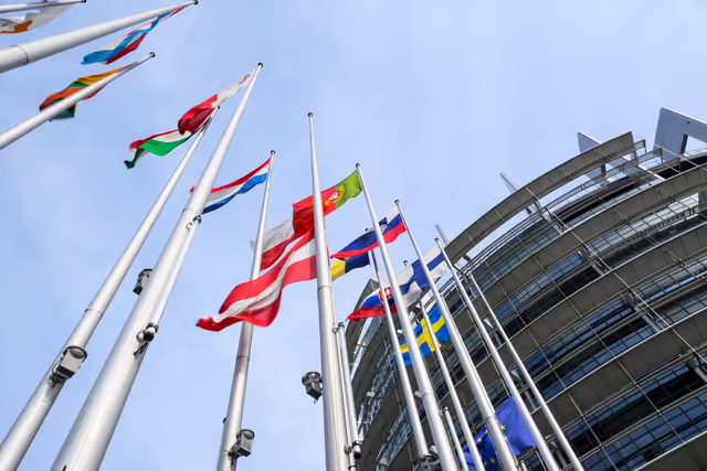 Снимка 7: European and Austrian flags at half-mast in front of EP buildings in Brussels and Strasbourg, as a sign of European solidarity and out of respect for the victims of the school shooting in Graz, Austria