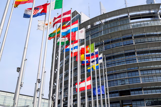 Снимка 4: European and Austrian flags at half-mast in front of EP buildings in Brussels and Strasbourg, as a sign of European solidarity and out of respect for the victims of the school shooting in Graz, Austria