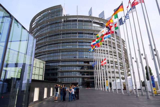 Снимка 2: European and Austrian flags at half-mast in front of EP buildings in Brussels and Strasbourg, as a sign of European solidarity and out of respect for the victims of the school shooting in Graz, Austria