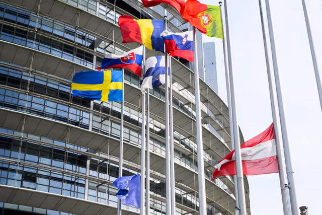 Снимка 1: European and Austrian flags at half-mast in front of EP buildings in Brussels and Strasbourg, as a sign of European solidarity and out of respect for the victims of the school shooting in Graz, Austria