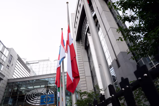 Снимка 8: European and Austrian flags at half-mast in front of EP buildings in Brussels and Strasbourg, as a sign of European solidarity and out of respect for the victims of the school shooting in Graz, Austria