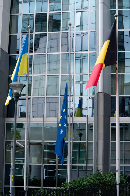 Снимка 17: European and Austrian flags at half-mast in front of EP buildings in Brussels and Strasbourg, as a sign of European solidarity and out of respect for the victims of the school shooting in Graz, Austria