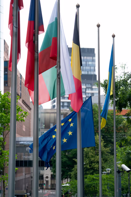 Снимка 16: European and Austrian flags at half-mast in front of EP buildings in Brussels and Strasbourg, as a sign of European solidarity and out of respect for the victims of the school shooting in Graz, Austria