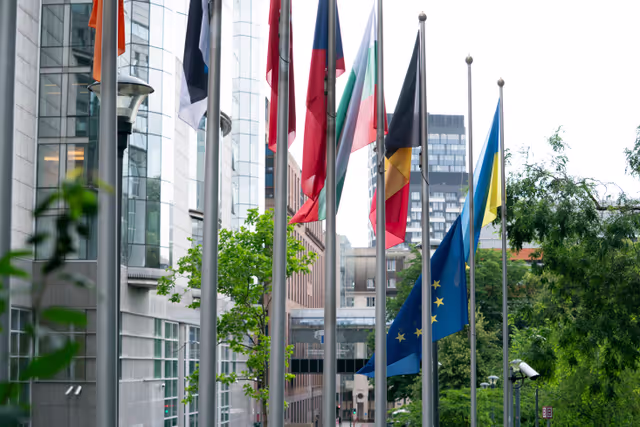 Снимка 15: European and Austrian flags at half-mast in front of EP buildings in Brussels and Strasbourg, as a sign of European solidarity and out of respect for the victims of the school shooting in Graz, Austria
