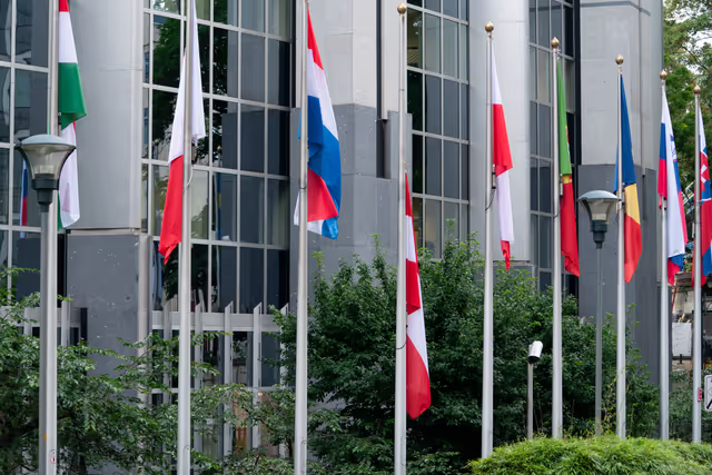 Снимка 11: European and Austrian flags at half-mast in front of EP buildings in Brussels and Strasbourg, as a sign of European solidarity and out of respect for the victims of the school shooting in Graz, Austria