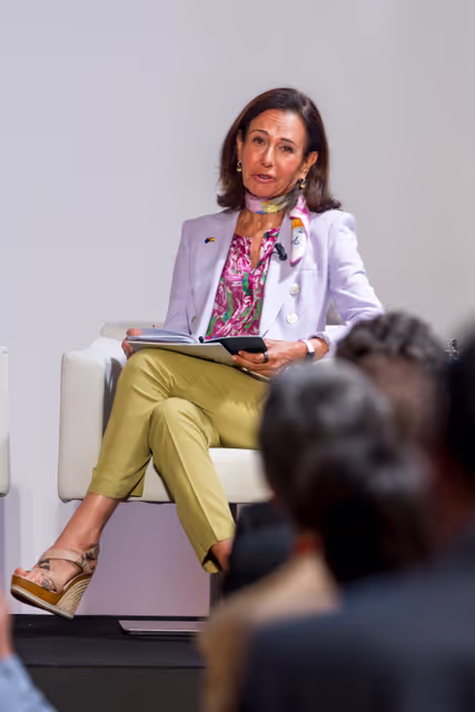 Zdjęcie 6: Fireside chat with Roberta METSOLA, EP President and Ana BOTIN, Executive Director of Banco Santander