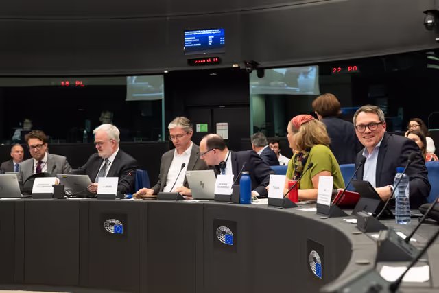 Fotografija 1: SANT trilogue on the Pharma package