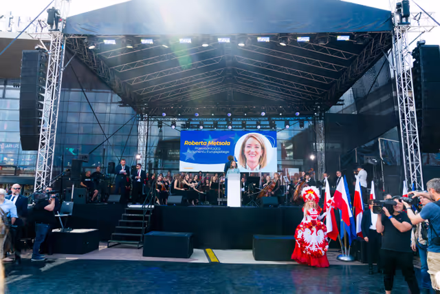 Fotografija 8: Roberta METSOLA, EP President, official visit to Warsaw and Lodz (Poland) - Speech at the Grand European Picnic & Public Performance of the ‘Ode de Joy’