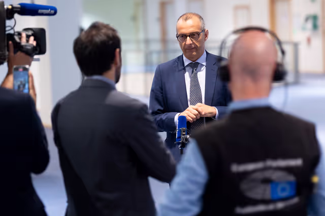 Fotagrafa 6: TRAN vote on two legislations that seek to reinforce passenger rights