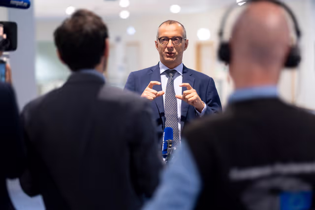 Fotagrafa 4: TRAN vote on two legislations that seek to reinforce passenger rights