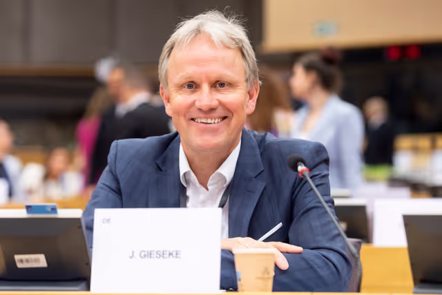 Fotagrafa 32: TRAN vote on two legislations that seek to reinforce passenger rights