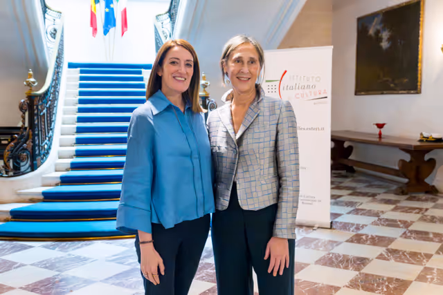 Foto 10: Roberta METSOLA, EP President receives the De Sanctis Europa Award
