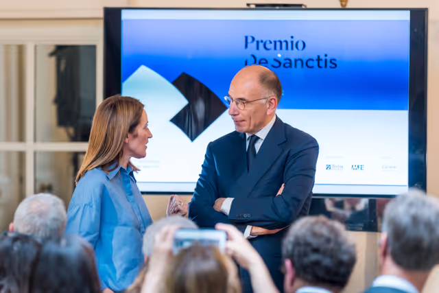 Foto 9: Roberta METSOLA, EP President receives the De Sanctis Europa Award